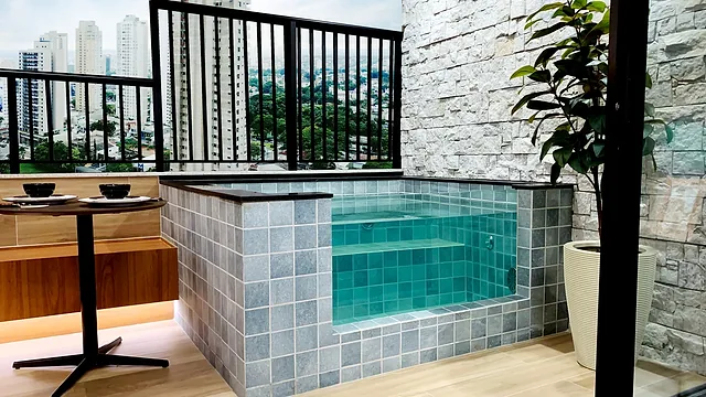 Varanda com piscina do apartamento decorado do Vibe Marista